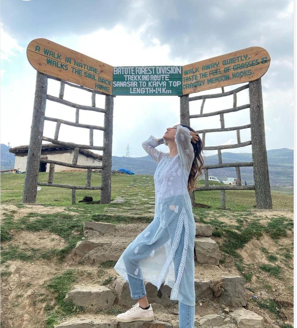 Chikankari Kurti | Pretty Gala Booti Chikankari Kurti.